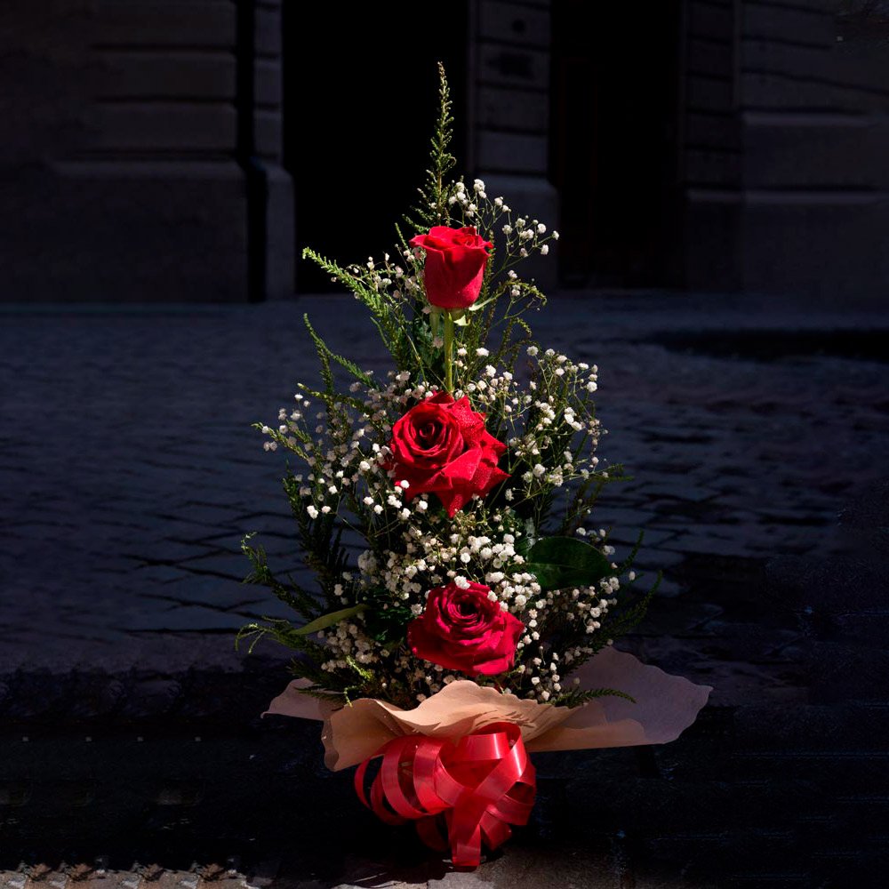 Arreglo de Tres Rosas Rojas – JARDIN SOUVENIR